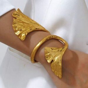 Elegant Gold Leaf Bracelet A1500